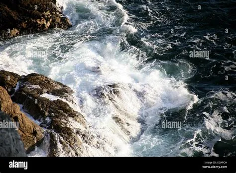 Ocean waves breaking on the shore Stock Photo - Alamy
