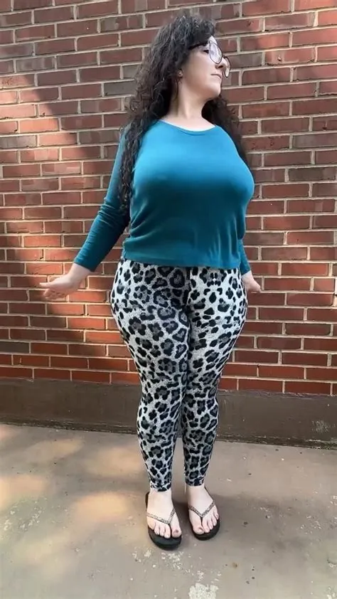 Curvy Model Beth Rona’s Stunning Outfit Breakdown in 2025 | Plus size ...