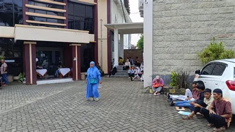 Masyarakat Keluhkan Lamanya Antrean Pendaftaran PPDB di SMKN 3 Jember