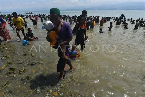 RITUAL MANDI SAFAR DI PANTAI PALU | ANTARA Foto