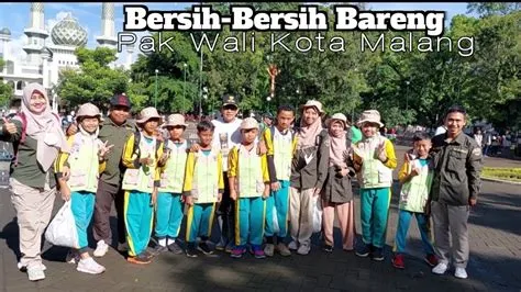 Sd Muhammadiyah 4 Bersih bersih Alun Alun Bareng Bpk Wali Kota Malang ...
