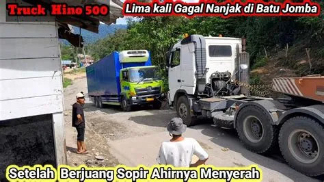 Truck Hino 500 Jember Berjuang Habis-Habisan di Batu Jomba - YouTube