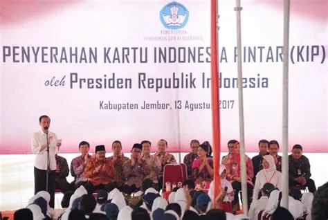 Presiden Jokowi Bagikan 1.725 KIP di Jember - Super RadioSuper Radio