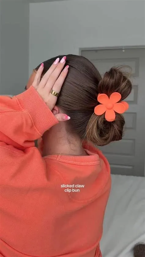 Leslie Catherine on Instagram: "I had to bring back this flower clip ...