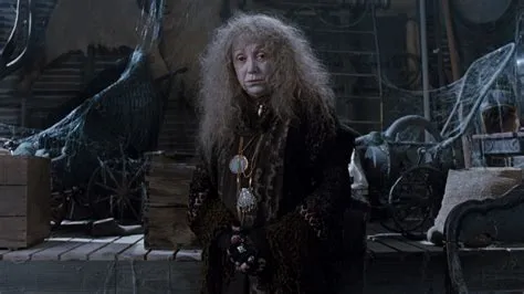 The Addams Family và lời nguyền Gothic giáng xuống sàn diễn | ELLE