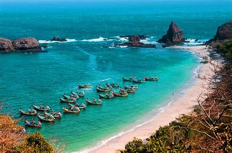 PAPUMA BEACH JEMBER - Indonesia Tourism