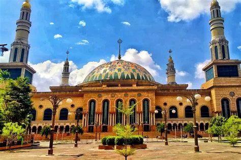 Masjid Islamic Center Samarinda, Sebuah Kemegahan Tepian Sungai Mahakam ...