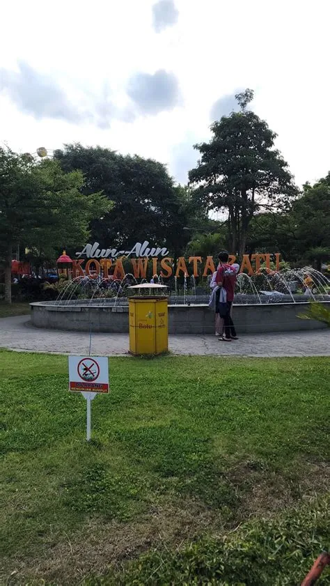 oleh Ahmad Musyadad Aminullah di Alun Alun Kota Wisata Batu | Rumput