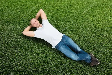 Homem deitado na grama fotos, imagens de © AndreyPopov #79916198