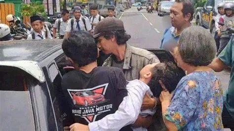 Puluhan Murid SMPN 4 Jember Kesurupan Usai Upacara Bendera ...