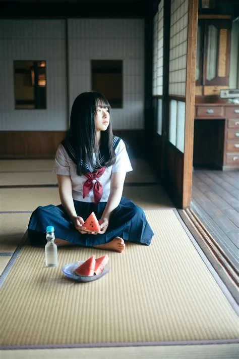 Summer old folk house | Body reference poses, Summer japan, Model poses