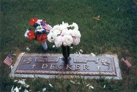 Kenneth DeWayne Decker (1916-1994) - monumento Find a Grave
