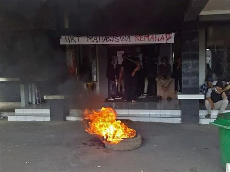 MASA PPKM, MAHASISWA UIN KHAS JEMBER GELAR AKSI TUNTUT KERINGANAN UKT ...