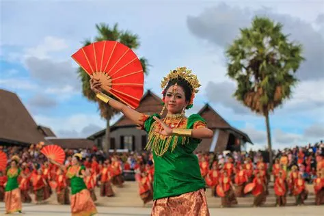 Tari Tradisional Pakarena adalah salah satu Budaya Suku Makassar ...