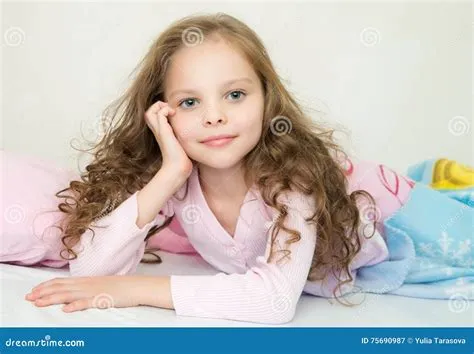 Petite Fille Adorable Dormant Dans Son Lit Image stock - Image du ...