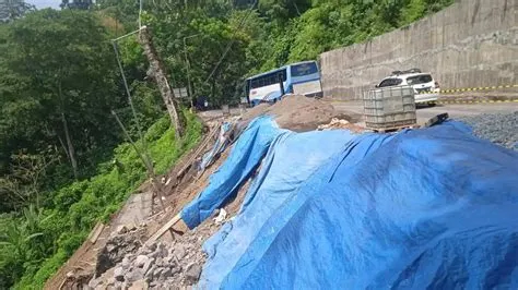 Plengsengan Setinggi 14 Meter di Km 38 Gumitir Jember Longsor ...