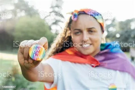 Bendera Pelangi Lgbtq Di Tangan Aktivis Lesbian Muda Yang Tersenyum ...