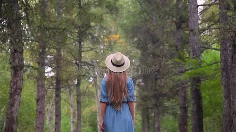 Jeune Belle Femme Qui Se Promène Dans Une Forêt De Pins Banque De ...