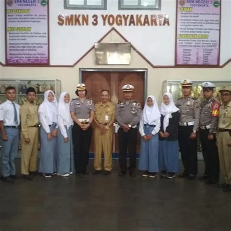 Sosialisasi Millenial Road Safety Ditlantas di Upacara SMK N 3 ...