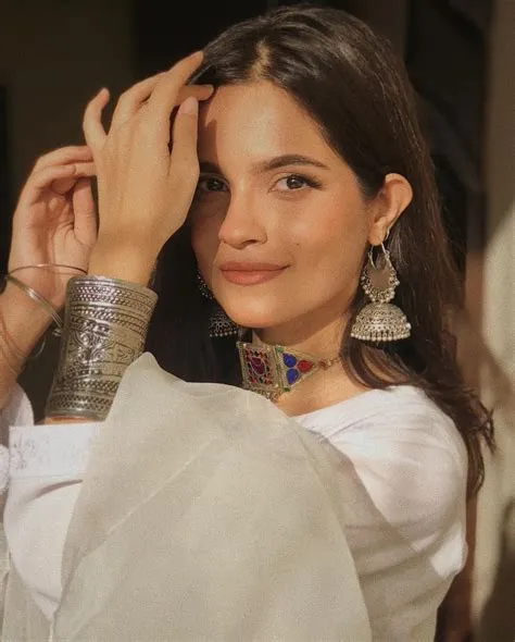 by Sneha Jalan on Photo ideas | Fashion photography poses ...