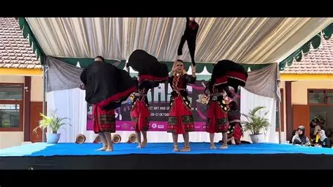 Tari Gelang Ro'om @ SMK 3 jember - YouTube