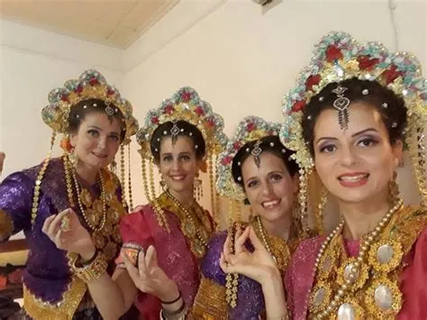 10 Foto Eks Pengamen Viral Nikahi Bule Prancis, Ngobrol Via Google ...