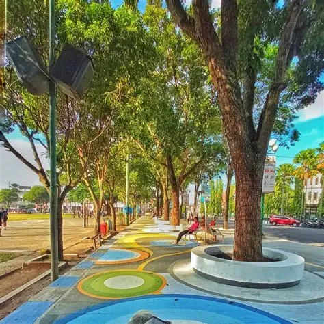 Alun-Alun Jember Jawa Timur, Wisata Asyik Spot Nongkrong Tengah Kota ...