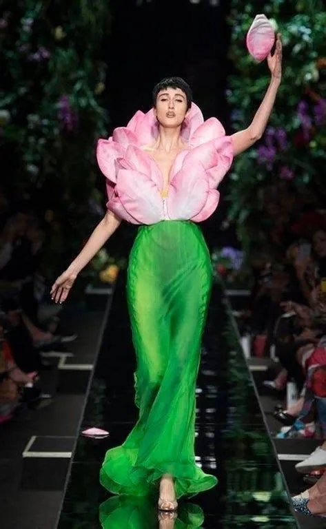 by Yến Bùi on Nghệ thuật | Weird fashion, Floral fashion, Couture ...