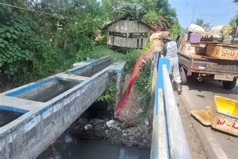 Pembuang Limbah Ikan ke Sungai di Ambulu Jember Diperingatkan - Radar ...