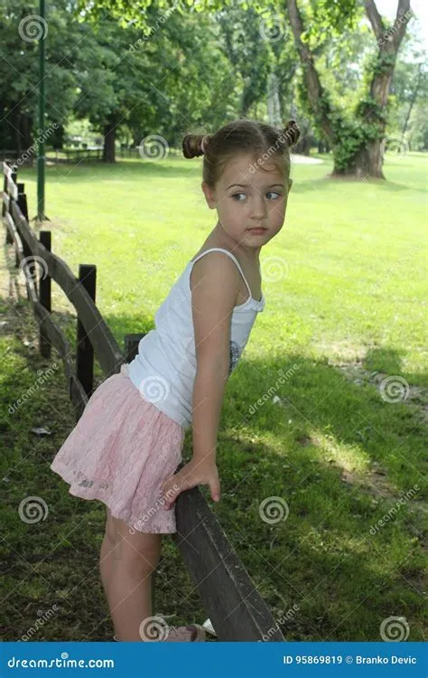 Jolie Petite Fille Posant En Mini-jupe Image stock - Image du verticale ...