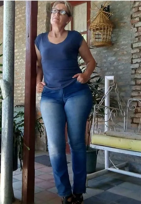 von Maurício Silva auf Calças | Kurvige frauen mode, Schöne frauen ...