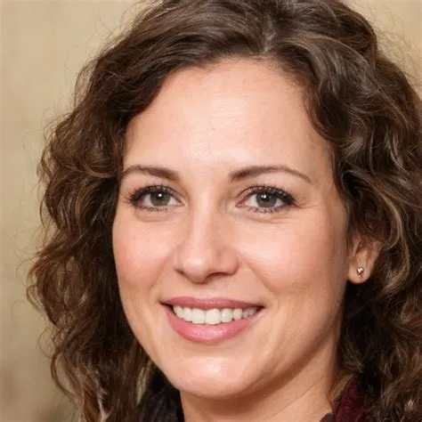 by Leon Zeist on Woman | Attractive girls, Middle aged women ...