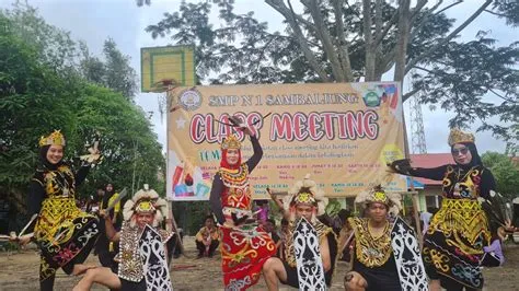 Persembahan Tari Oleh Guru SMPN 1 Sambaliung - YouTube
