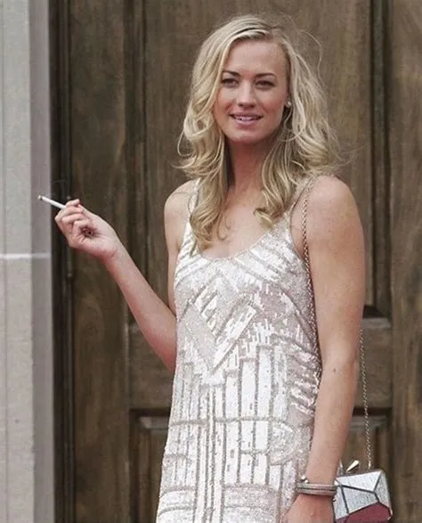 Pinterest | Girl smoking, Yvonne strahovski, Celebrities