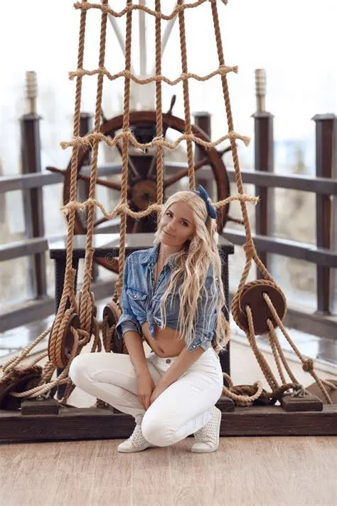 Pinup Girl. Summer Lifestyle Fashion Portrait of Brunette Woman ...