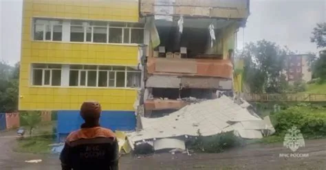 Huge quake in Russia triggers tsunami warnings around Pacific | Reuters