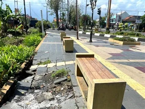 Taman Persimpangan Bluemoon Kota Cilacap Tidak Terawat – BANYUMASEKSPRES.ID