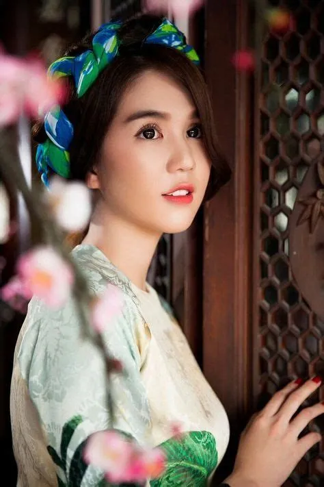 Ngẩn ngơ ngắm Ngọc Trinh thướt tha trong tà áo dài những ngày cận tết ...