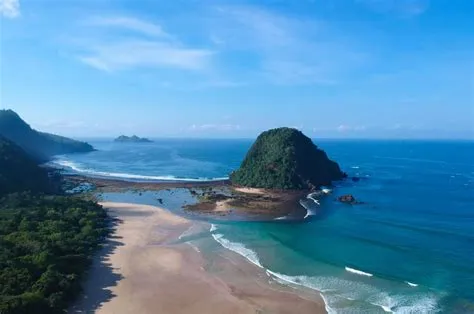 Pantai Pulau Merah: Keindahan Alam Banyuwangi Cocok untuk Liburan - Gaekon