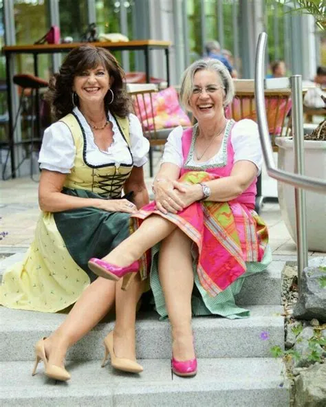 von Igori auf GERMAN GIRLS | Mode für frauen über 40, Dirndl, Kurze ...