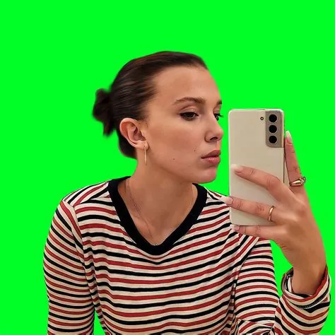 Millie Bobby Brown green background | Dinero de juguete, Verde, Foto