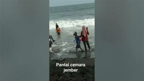 main kita di pantai cemara jember - YouTube