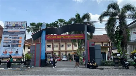 Lama Antre, Calon Wali Murid Ngeluh Kecewa soal PPDB SMKN 3 Jember ...