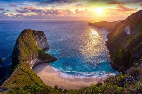 Kelingking beach at sunset in nusa penida island, bali, indonesia ...
