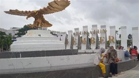 Mendadak Jadi Primadona, Patung Garuda di Alun-alun Jember Jadi Spot ...