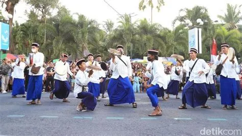 Meriahnya Kolaborasi Parade Budaya Jember-Jembrana
