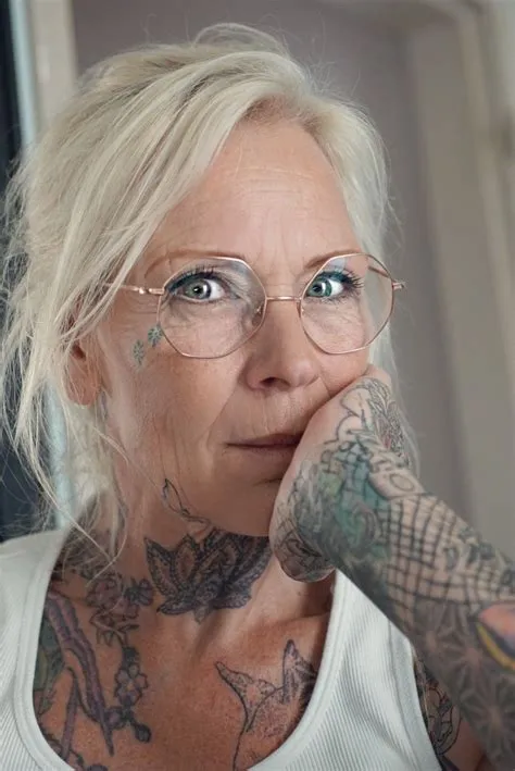 Tattoos On Older Women, Tattooed Women, Tatto Old, Beautiful Women Over ...