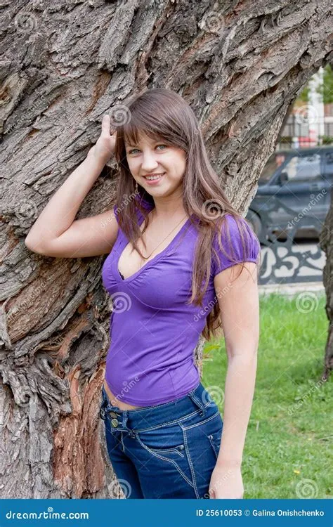 Schöne Frau Auf Natur in Einem Park Stockbild - Bild von fröhlich ...