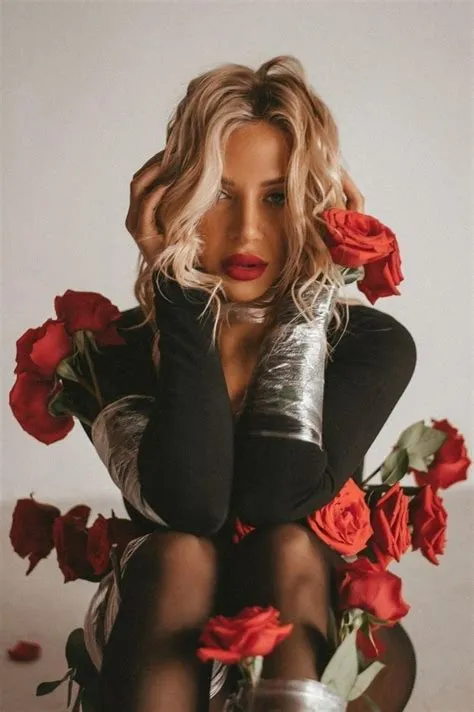 by Conqueredlife on 𝔽𝔸𝕊ℂ𝕀ℕ𝔸𝕋𝕀ℕ𝔾 | Photography poses, Valentine ...