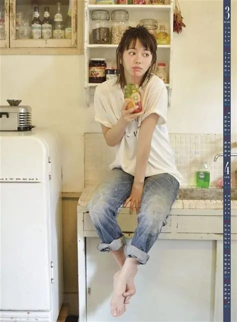 Maika Yamamoto | Japanese actress and model | Pose reference, Body ...